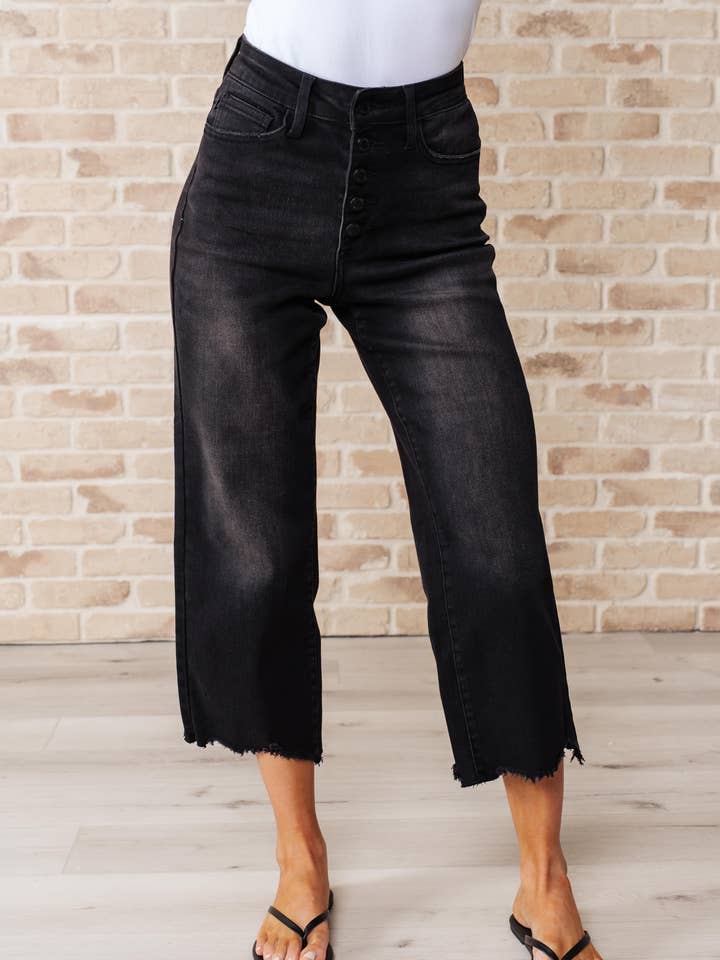 Jeans courts Judy Blue à taille haute boutonnée et braguette pour la vente par Avenue Wholesale