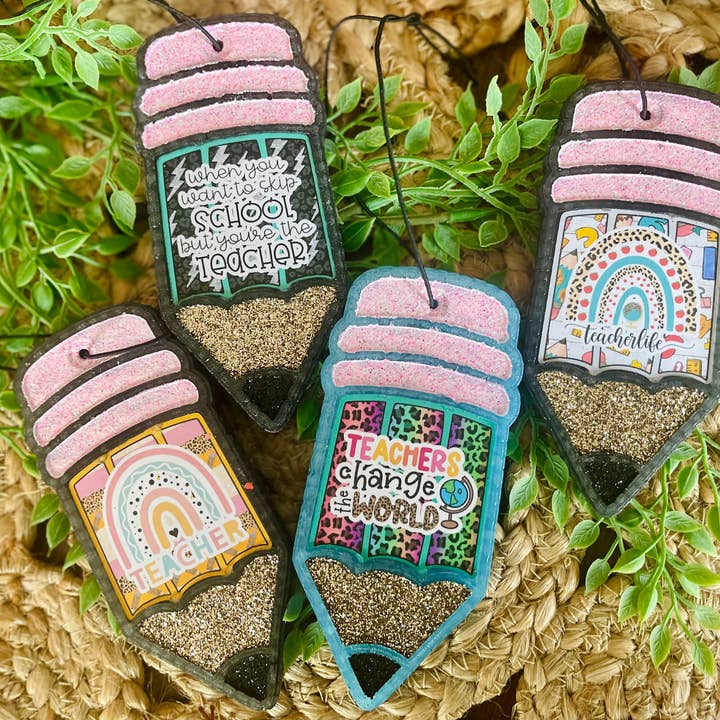 Stay Fresh’ies Air Fresheners – Großhandel Auto-Lufterfrischer – Damen – Stay Fresh’ies Air Fresheners Autoduft Anhänger in Bunt - Lehrer Stift Design2