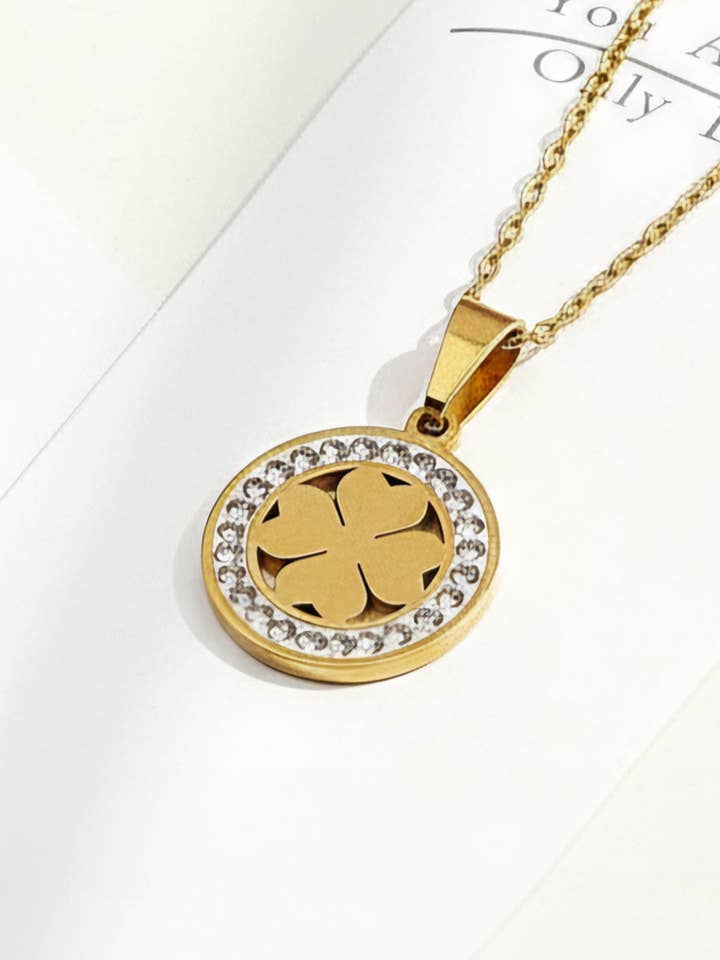 Collier Pendentif Trèfle en Cristal Pavé pour la vente par Arya Jewellery Wholesale