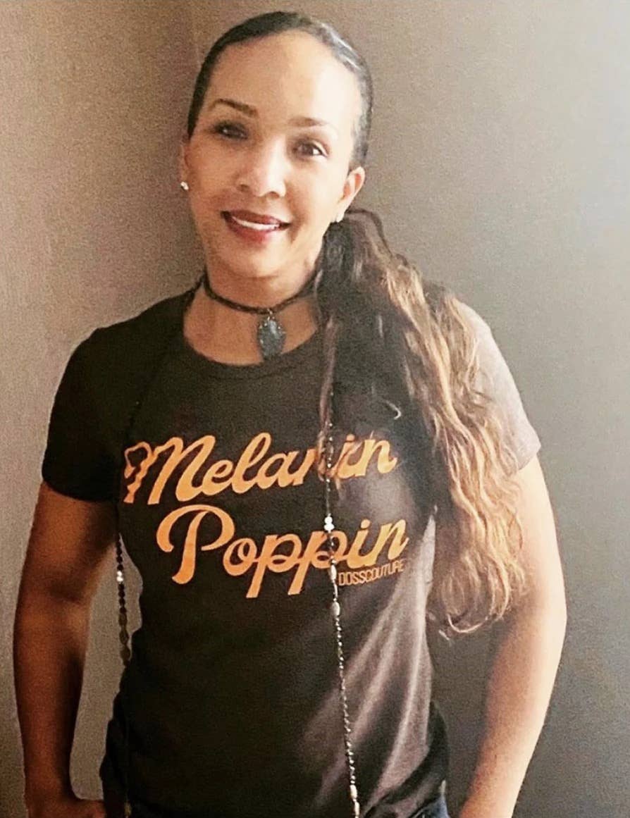 DossCouture LLC – Großhandel T-Shirt mit Siebdruck – Damen – Melanin Poppin T-Shirt1