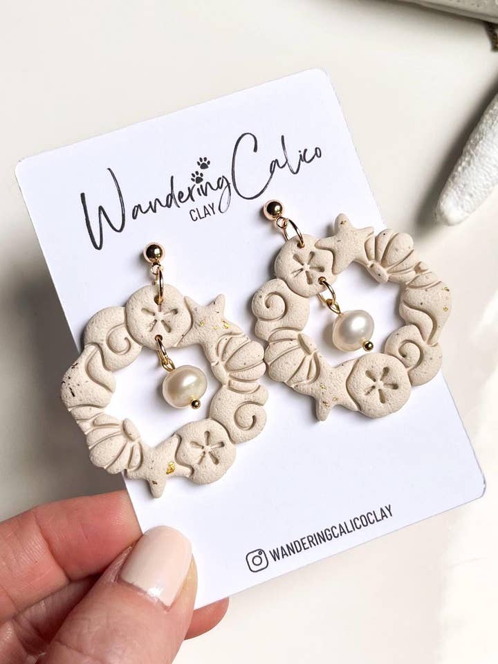 Ocean Snäckskal Krans Kust Sommar Strandörhängen för wholesale av WanderingCalicoClay