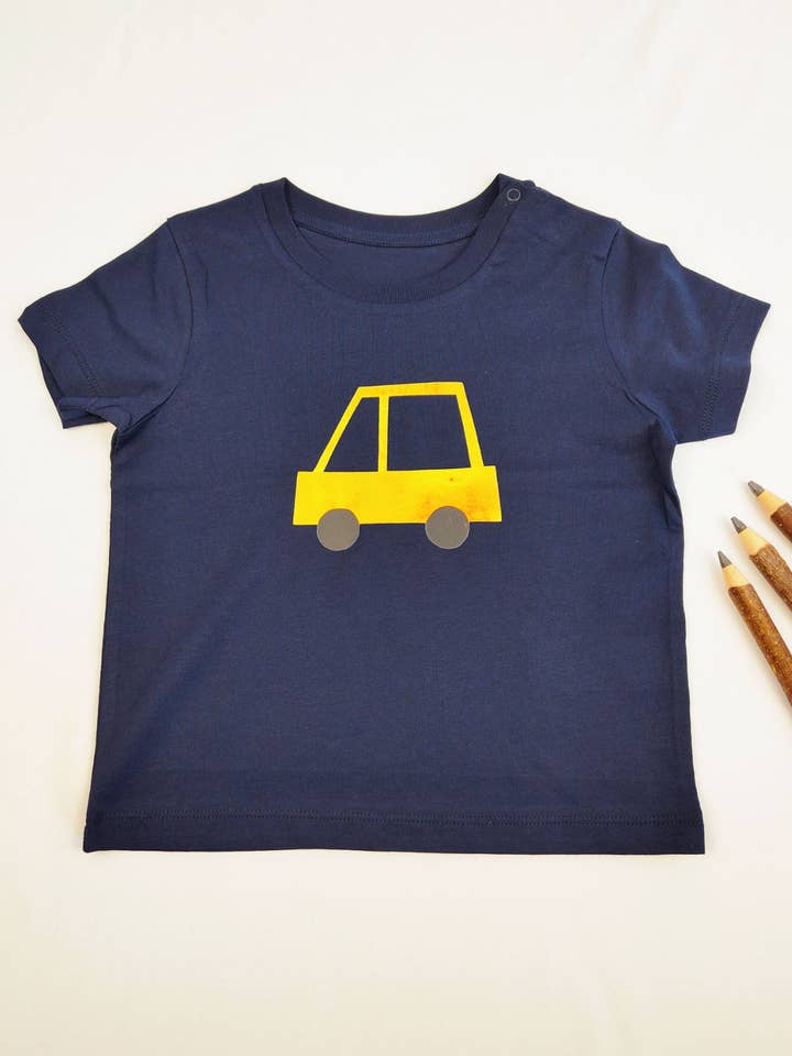 T-shirt bébé Meladi en coton bio - Voiture jaune bleu marine pour la vente par Life-Tree