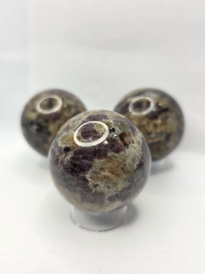 Sphère de mica violet (2,25") pour la vente par The Mystical Moons