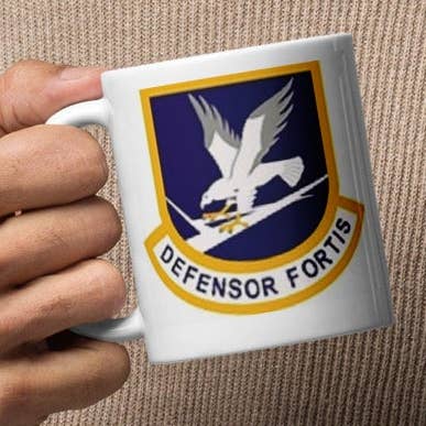 Tazza bianca lucida con flash a colori delle forze di sicurezza USAF per la vendita all'ingrosso da parte di AIRCORPCAFE