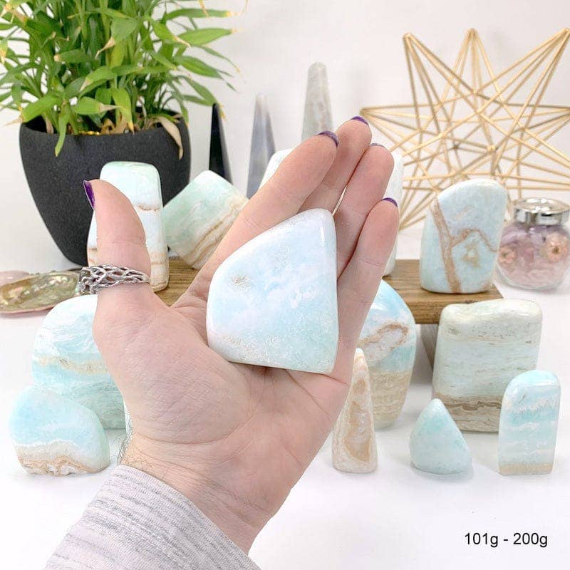 Rock Paradise - Vente Pierre et cristal de spiritualité - Base taillée en calcite des Caraïbes polie - Aragonite bleue au poids9