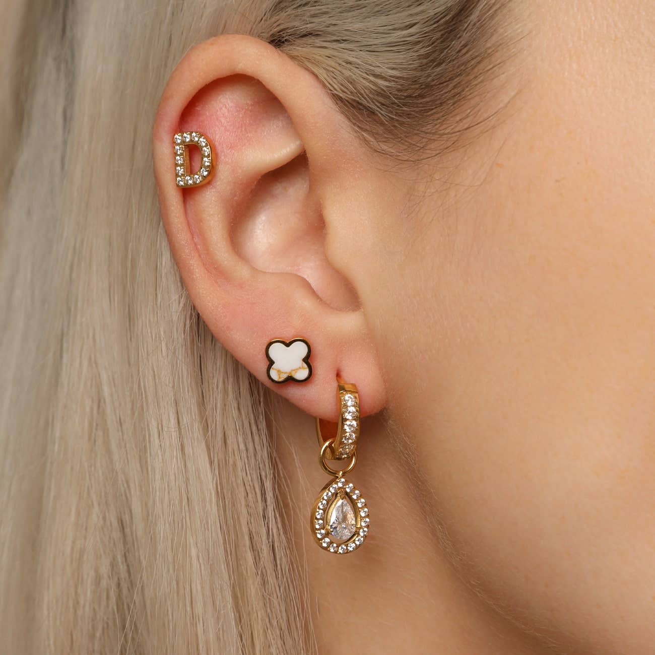 Schmuckgroßhandel - Vendita all'ingrosso Orecchini a bottone - Orecchini a perno quadrifoglio in oro bianco placcati oro 18K1