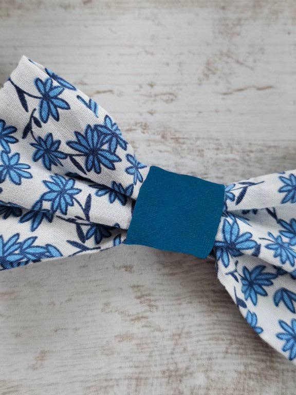 Laço borboleta bicolor liberty branco flores azuis por atacado de Atelier Tatice