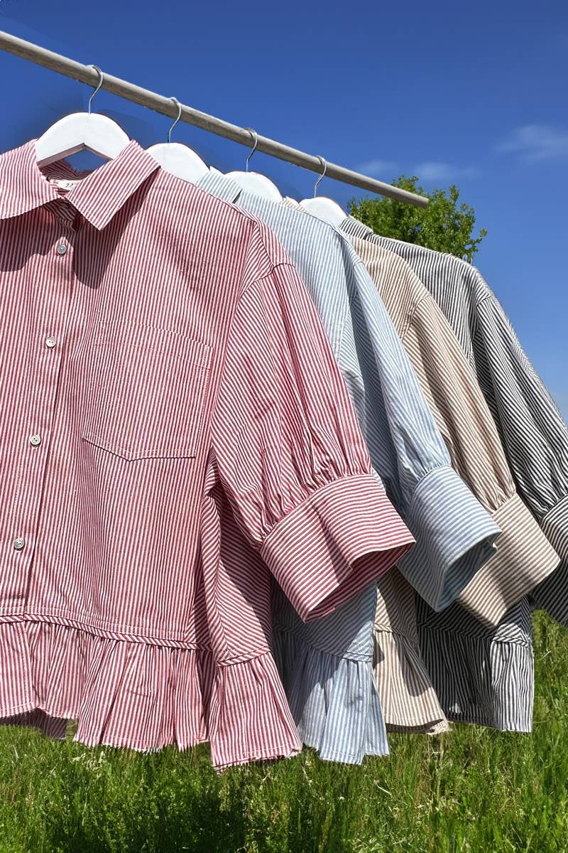 Vine & Love – Camisa com botões no colarinho – Mulher por atacado – Camisa às Riscas com Detalhe de Bolso e Bainha com Folhos 100% Algodão VT82772A3