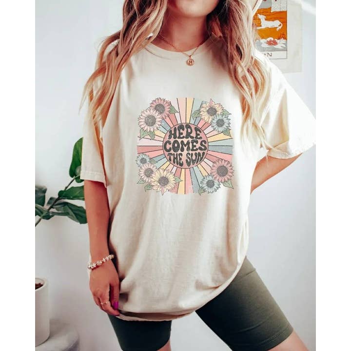 Camisa Sunshine, camisa flor, tee gráfico, camisa para mulher, presente para ela, camisa boho, roupa boémia, camisa oversize, camisa de música, adolescente por atacado de The Babe Cave Co
