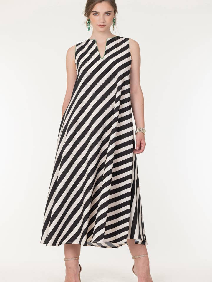 Robe Rayée avec Passepoil pour la vente par More By Siste's