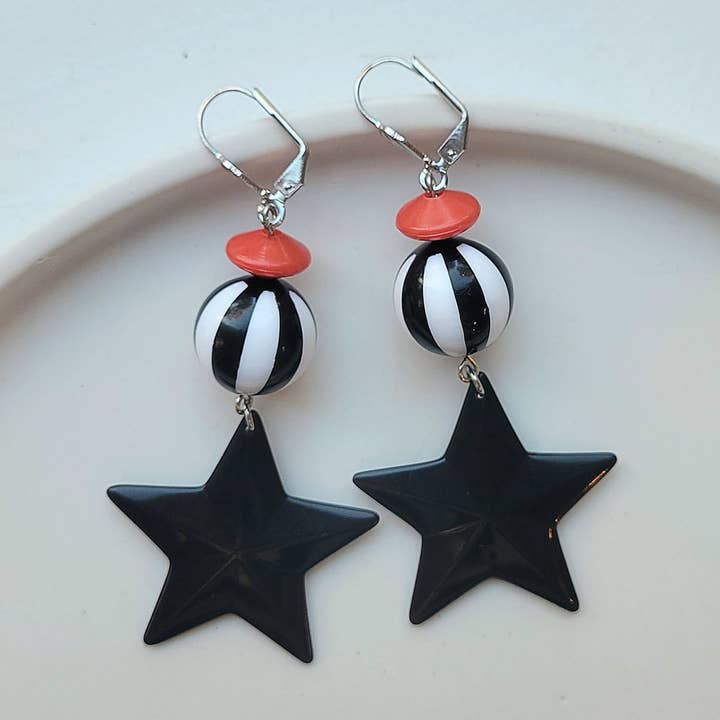 Boucles d'oreilles en forme d'étoile noire et blanche en acrylique pour la vente par Daphne'Style