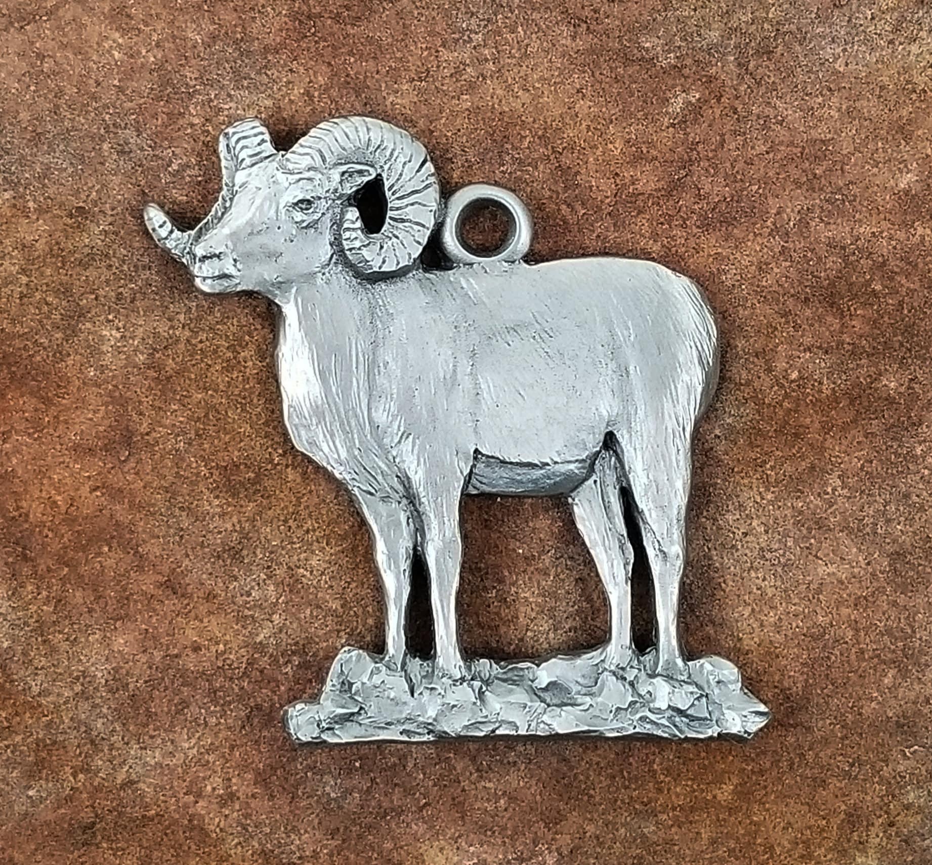 Schumann Sculpture - Vente Objets de décoration - Décoration de Noël en forme de mouton à grandes cornes en étain0