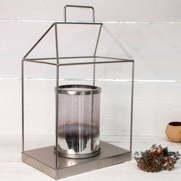 Laterne Aus Silbernen Aluminium. Hausform- H.43Cm für den Großhandel von Antikas