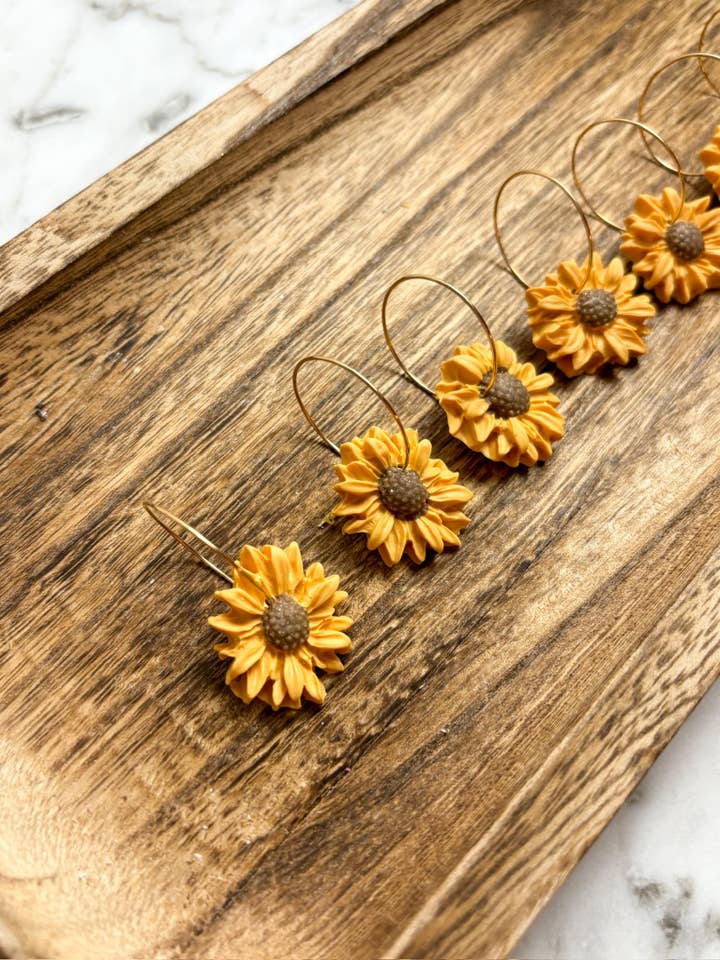 Boucle d'oreille pendante Sunflower Hoop pour la vente par McKinley Clay