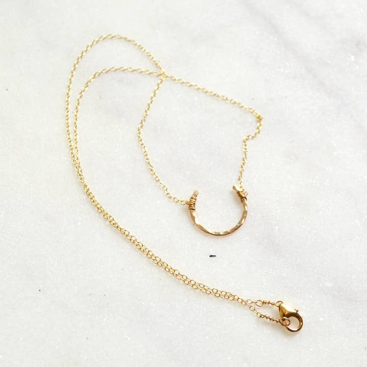 Collier en fer à cheval pour la vente par Salty But Sweet
