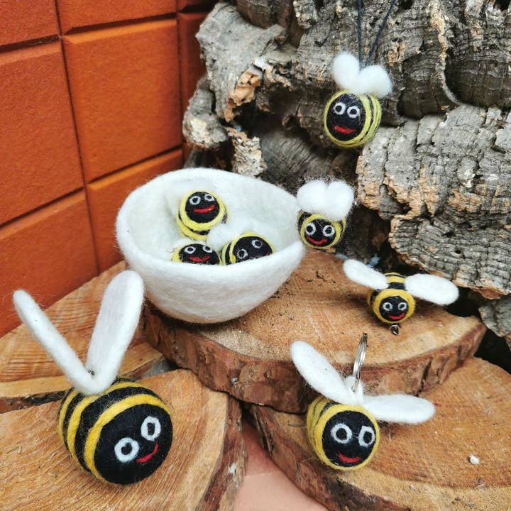 Felt So Good – Ornamento por atacado – Mosca-abelha grande biodegradável feita à mão em feltro para pendurar2