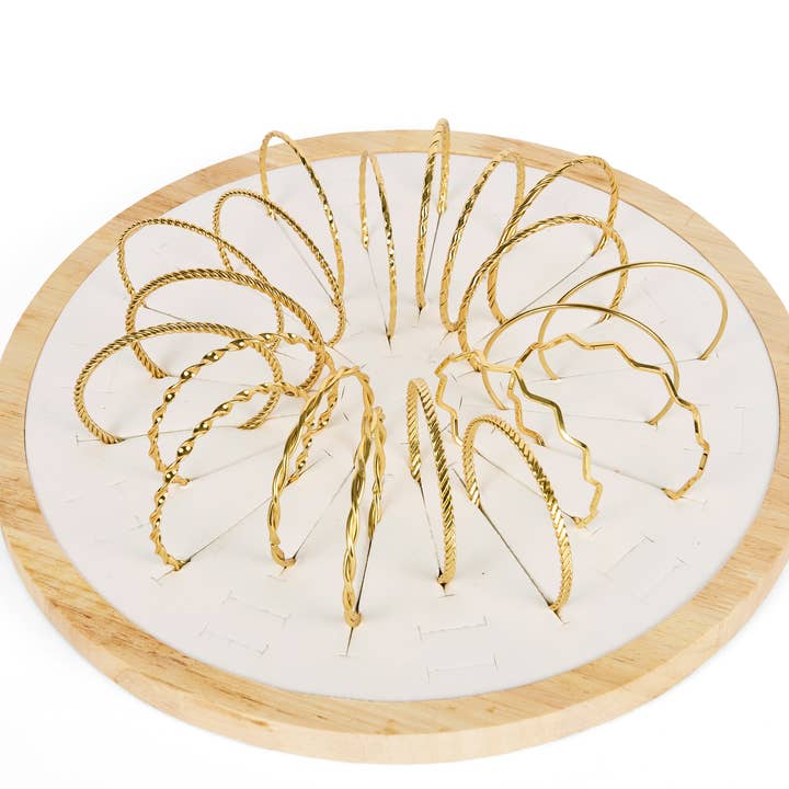 Træ- og stofdisplay indeholdende 50 armbånd i rustfrit stål for engroshandel hos By Sookay