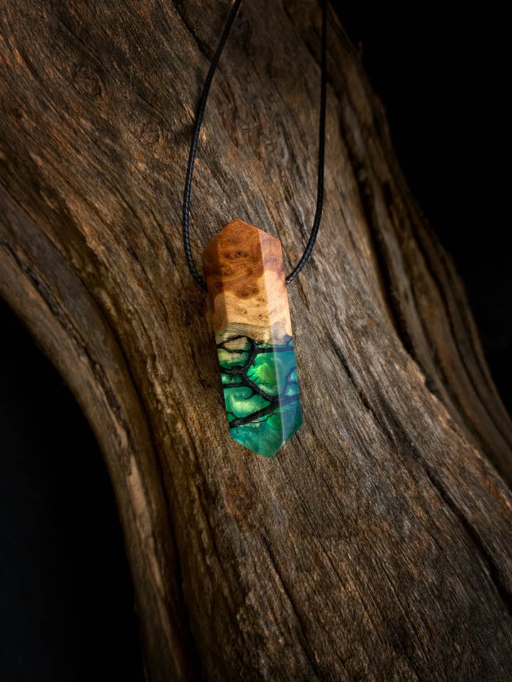 Collana con pendente in legno e resina - Scaglia per la vendita all'ingrosso da parte di Wearable Wood Art