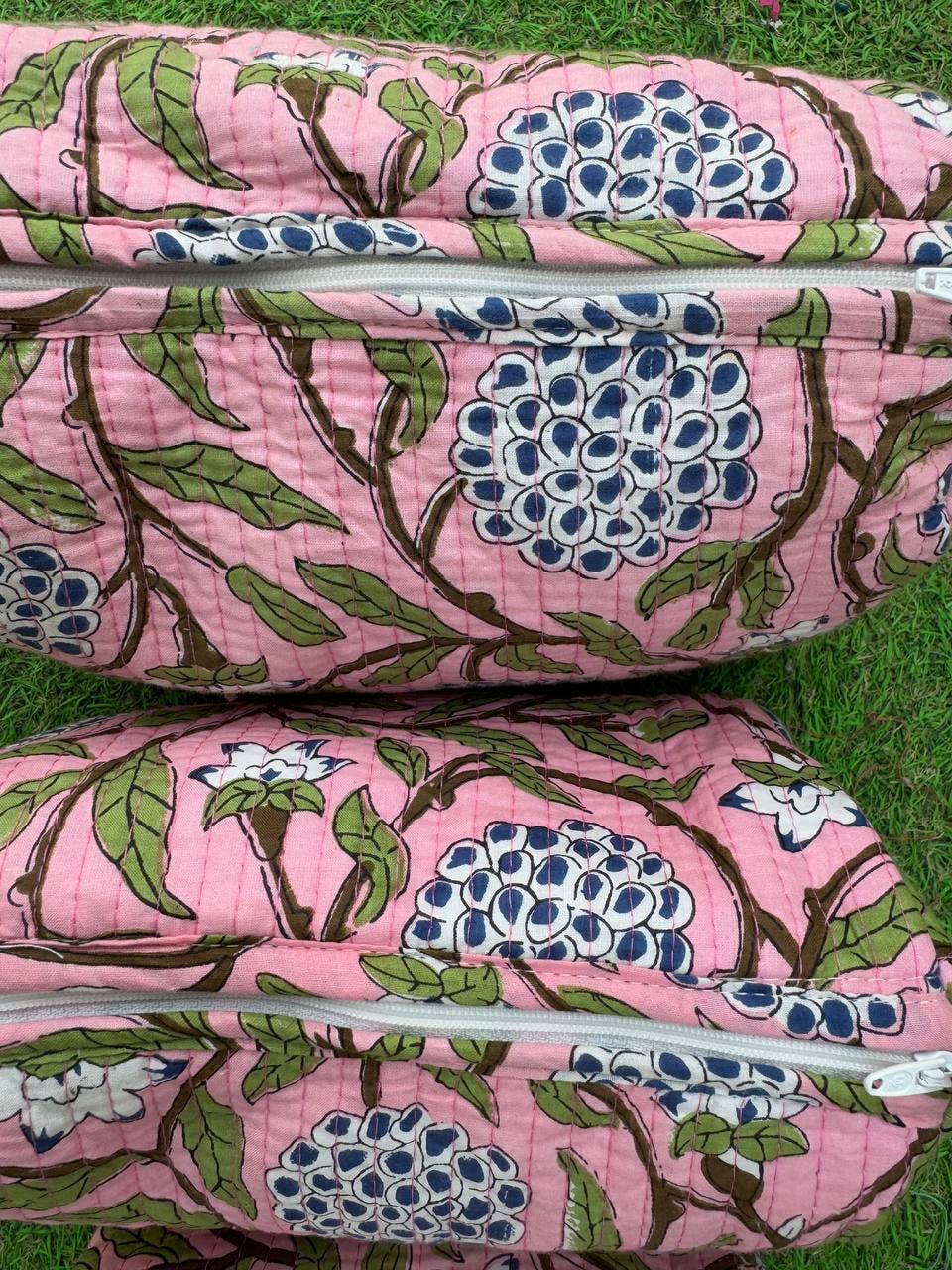 bhavnas boutique – bolsa de maquilhagem e cosméticos por atacado – Bolsa de Cosméticos Grande Estampada em Salmão Algodão Indiano Acolchoado1