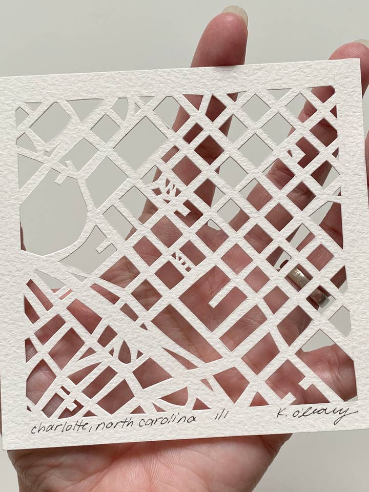 Carte découpée à la main de Charlotte, art original, 4x4 pour la vente par Studio KMO