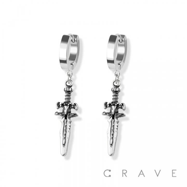 CRAVE - Wholesale Hangende/ronde oorbellen - PAAR 316L SS HUGGIE/HOEPELOORBELLEN MET RUNISCHE DOLKBENGEL1