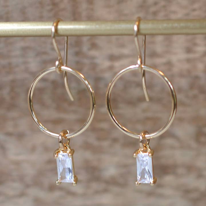 Baguette CZ, rechteckige Tropfen mit leichten Kreisen für den Großhandel von Sela+Sage