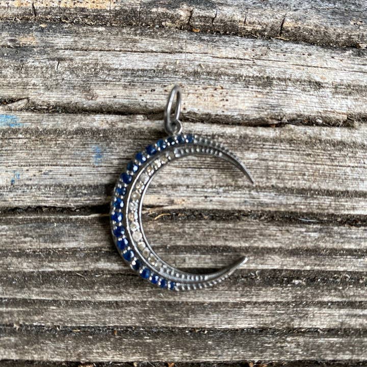 Safir og bane diamant halvmåne vedhæng for engroshandel hos ILISSA MICHELE JEWELRY