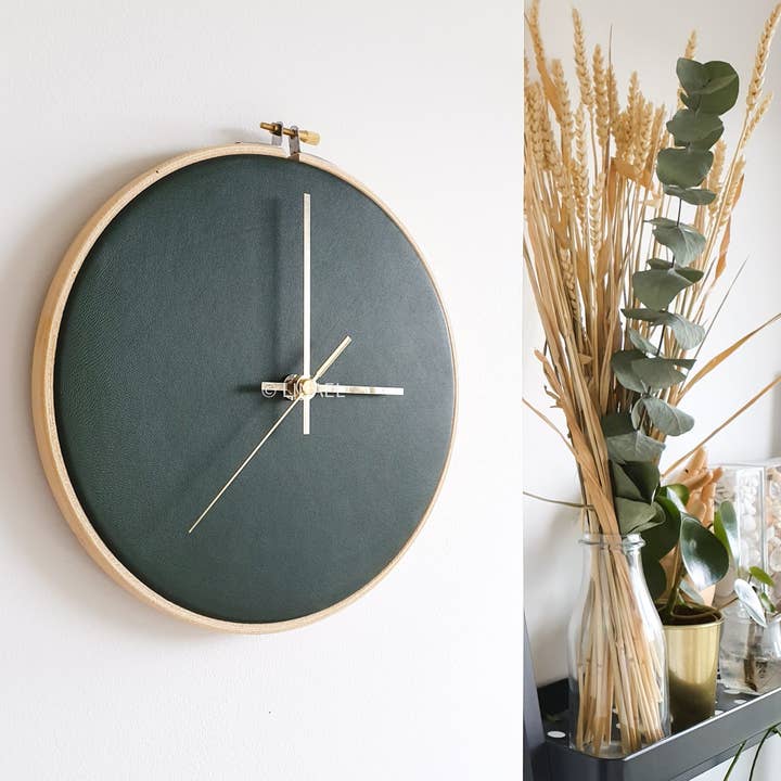 Linael - Venta al por mayor Relojes de pared - RELOJ DE PARED DE CUERO — TAMAÑO MEDIANO — VERDE BOTELLA