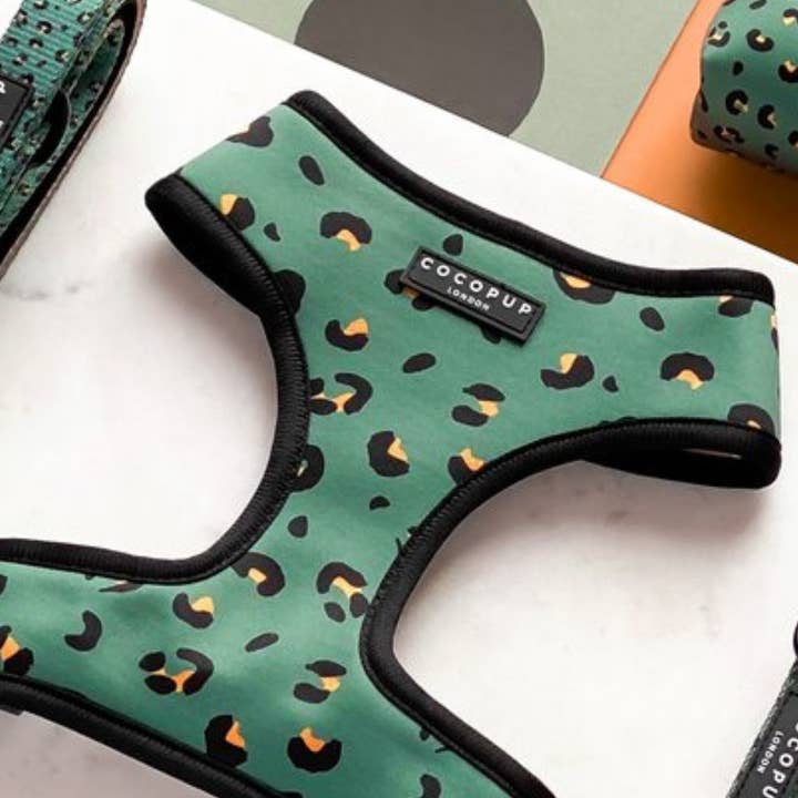 Harnais réglable pour cou motif léopard kaki pour la vente par Cocopup London