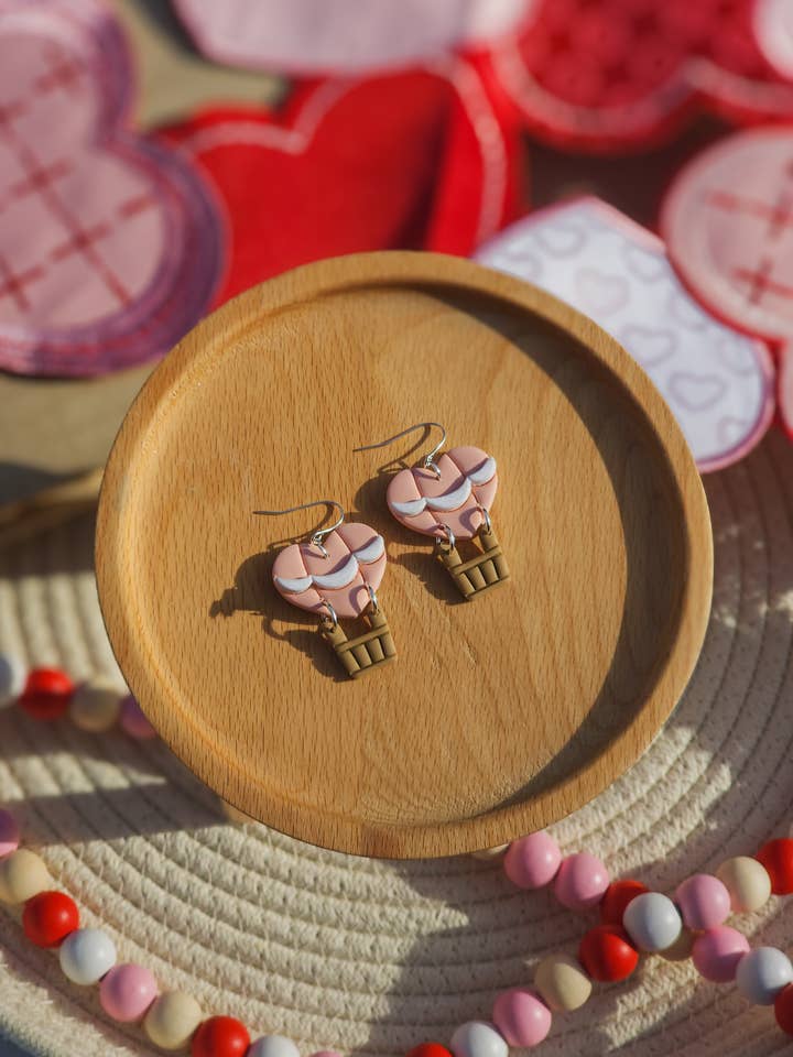 Montgolfières en forme de cœur | Saint-Valentin | Boucles d'oreilles en pâte polymère pour la vente par Ivy Lane Clay Co.