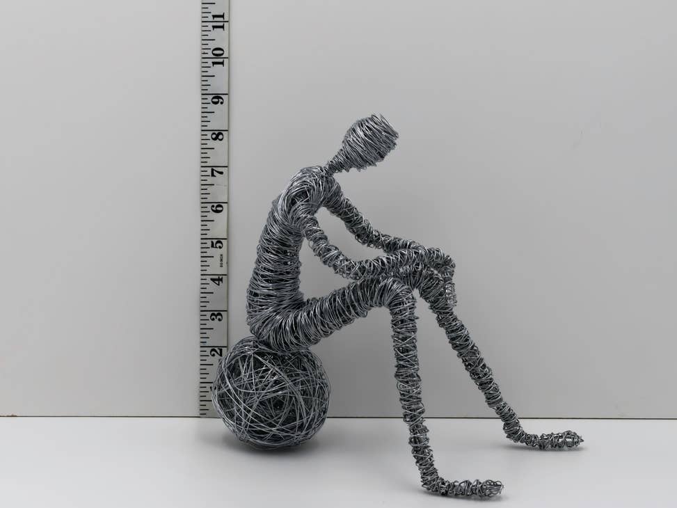 Ideia de decoração de sala de estar, escultura de arame de homem para a sua  loja – Faire Portugal