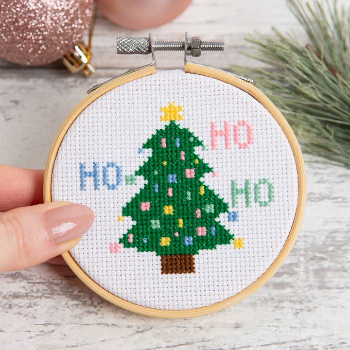 Kit punto croce albero di Natale Ho Ho Ho con cerchio da 3 pollici per la vendita all'ingrosso da parte di Wool Couture Company