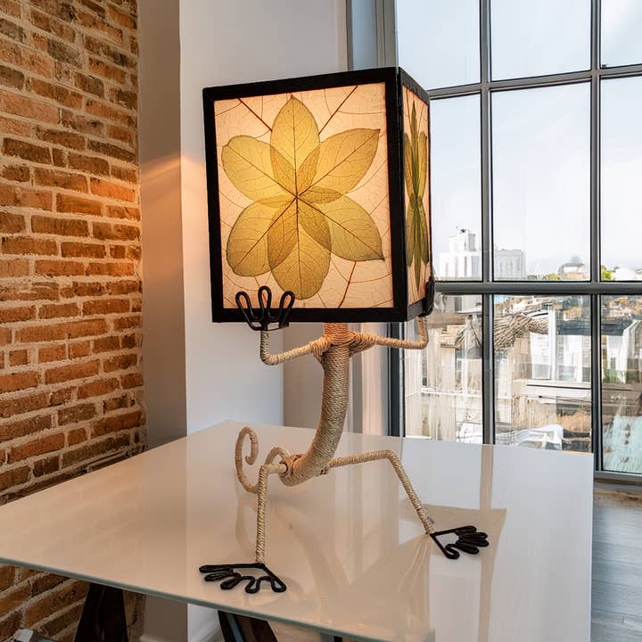 Eangee Home Design - Wholesale Accent/Desk Lamp - Enlightened Gecko Table Lamp Green, Cocoa Leaves on Shade