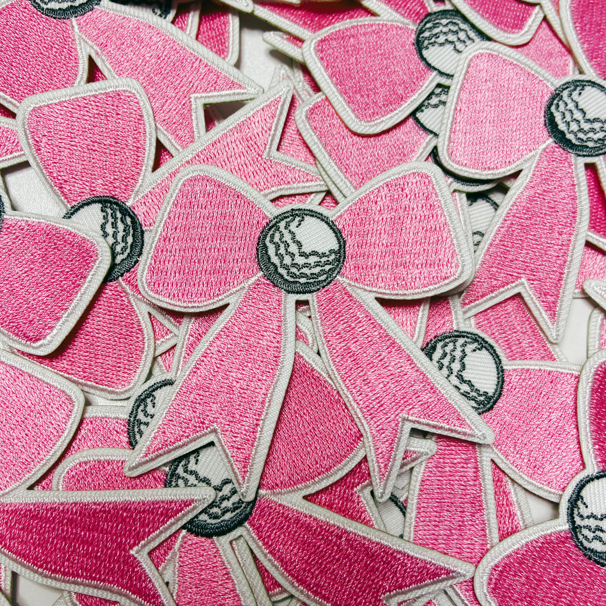 TEELUX – Großhandel Aufnäher – 2,5" Golf Pink Bow - Bestickter Hutaufnäher2