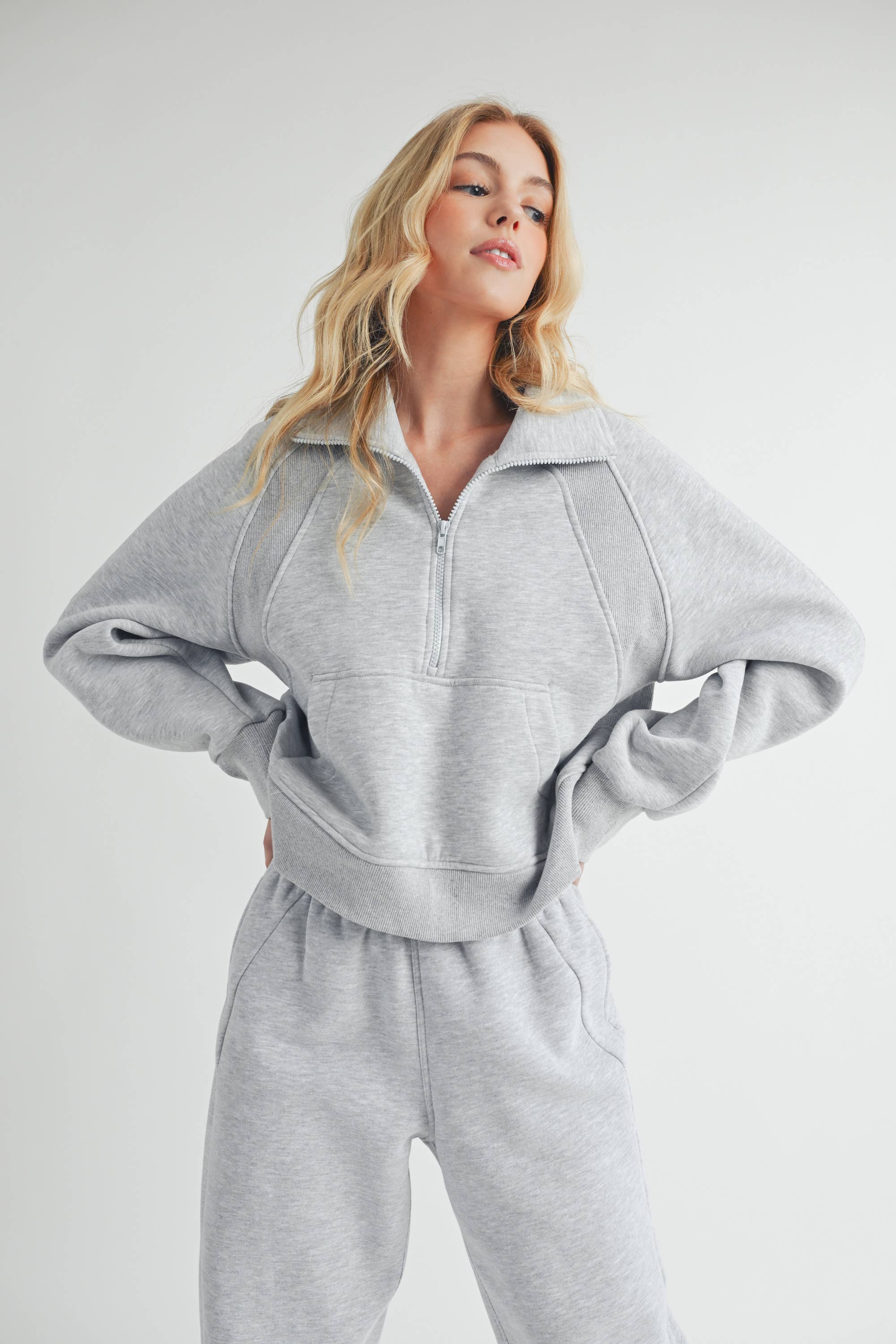 AEMI + CO - Wholesale Sweatshirt - Dames - 950CK Duif, trechterhals, halve ritssluiting, 220