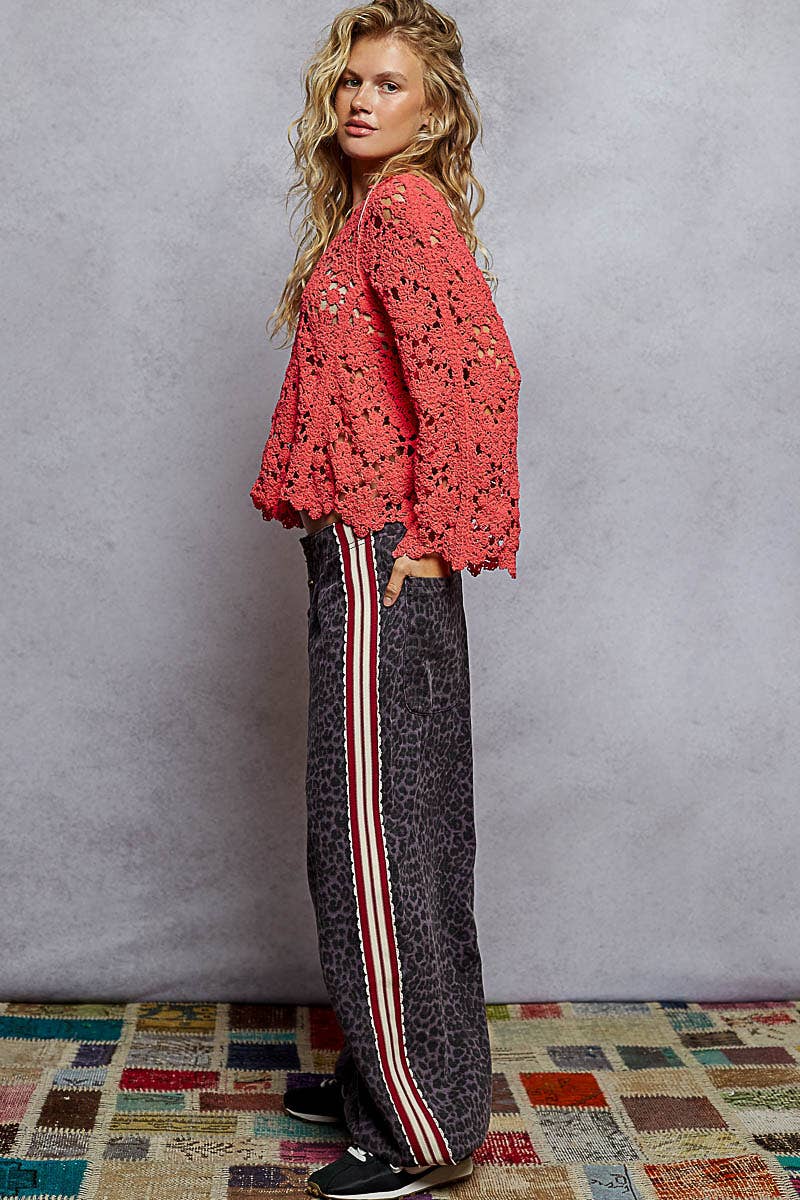 Pol Clothing - Vente Pantalon – femme - Pantalon en maille French terry avec bande latérale motif léopard ou camouflage4