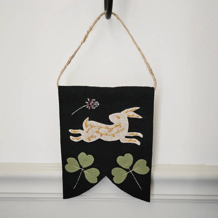 Filtbannersats: Kanin i klöver för wholesale av Holly L'Oiseau