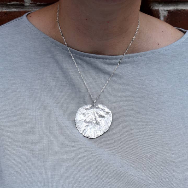 Korsikanska blad lilja pad form hjärta hänge för wholesale av Sandrine B. Jewelry