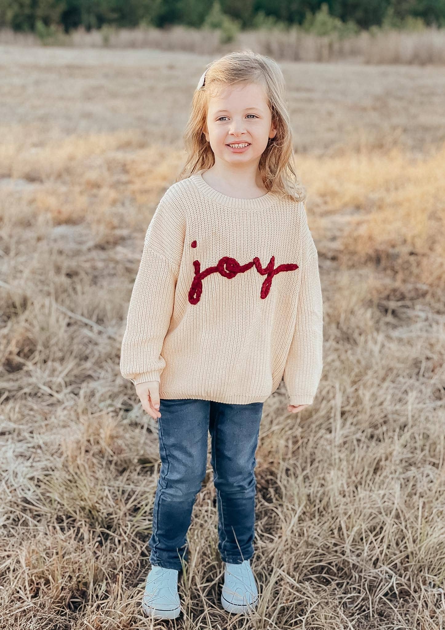 Little Joy Co. – Großhandel Strickpullover – Kinder – Joy Handbestickter Weihnachtspullover - Kleinkindgrößen0