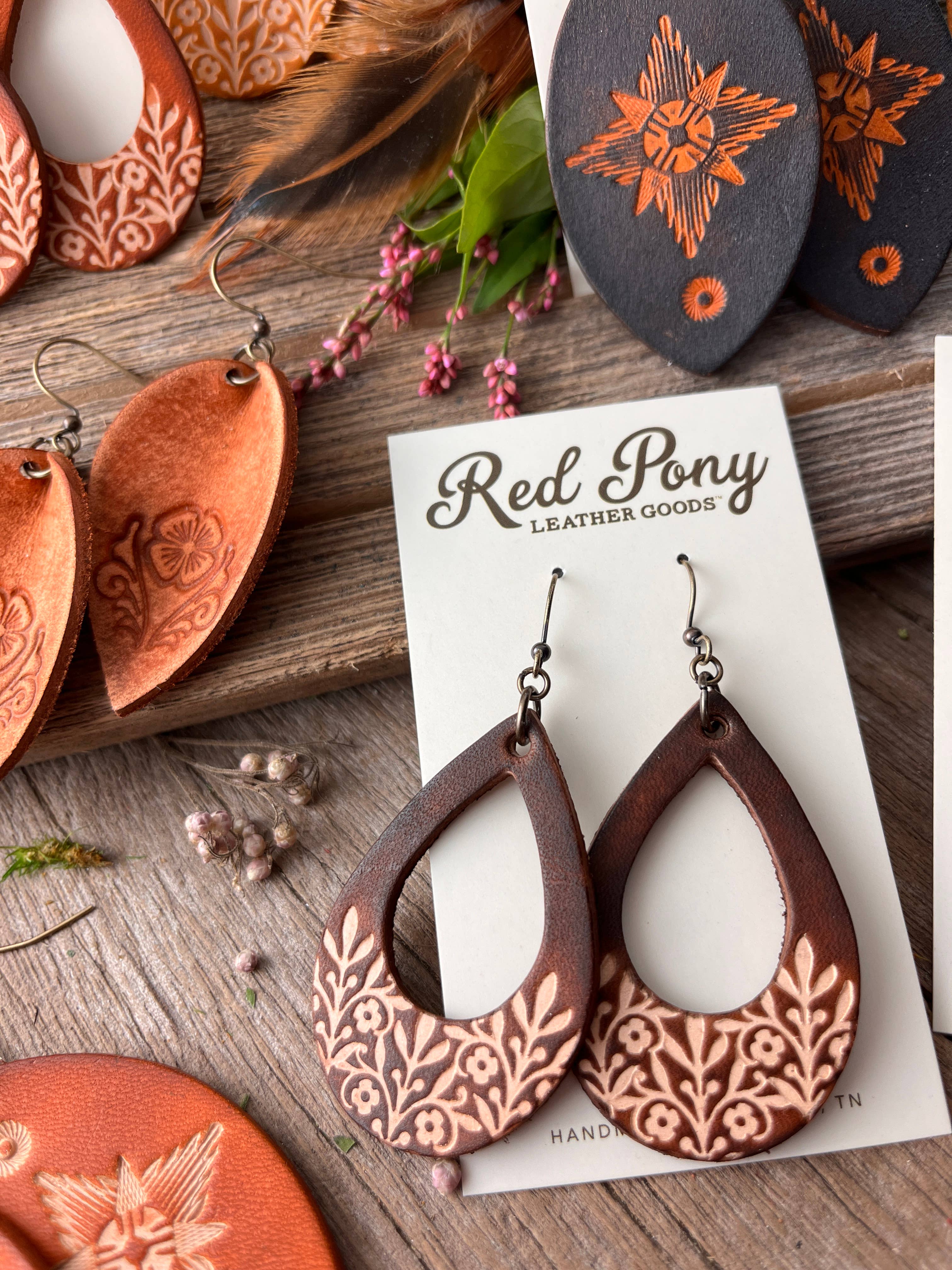 Red Pony Leather Goods – Brincos de argola por atacado – Brincos Lágrima Floral Boho Tooled Mão Tooled Couro Western Couro4