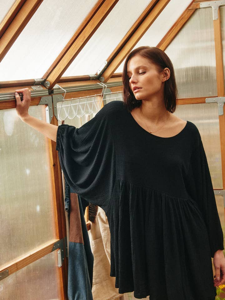 Mini abito oversize in jersey testurizzato con retro incrociato per la vendita all'ingrosso da parte di Lara Daisy