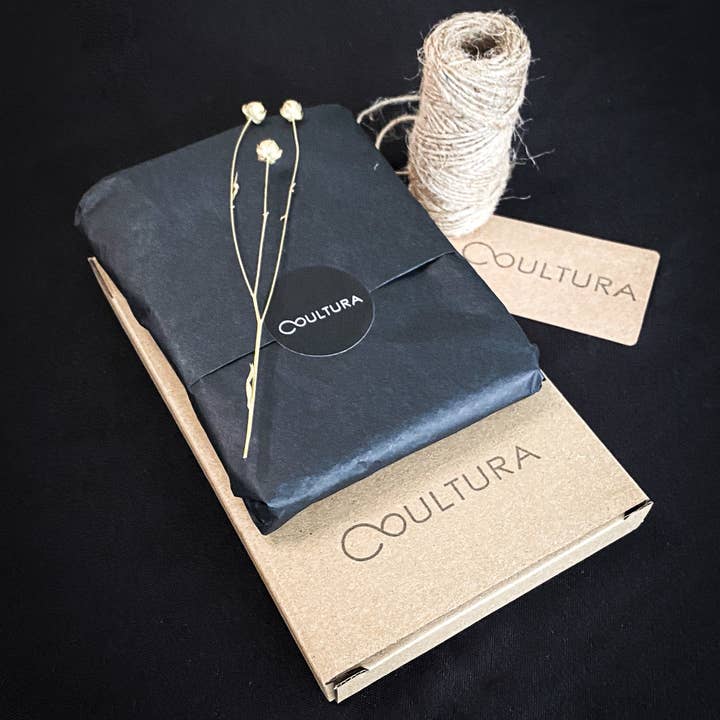 Coultura - Wholesale Dried/Pressed Flowers - Black Antique Pressed Flower Frame: Dried Baby's Breath - Small5