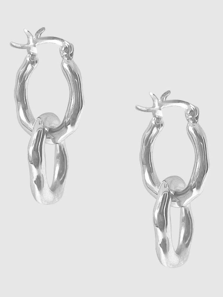 Boucles d'oreilles pendantes en forme de maillon de bassin pour la vente par Nashira Arnó Studio