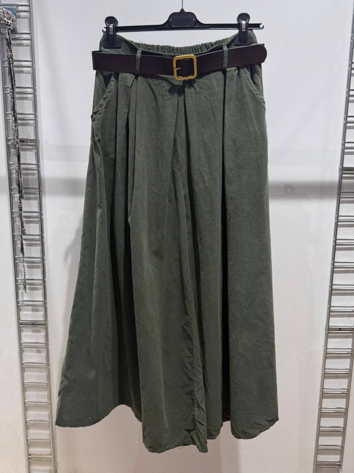 NOELINE - Venta al por mayor Pantalones - Mujer - Pantalones de terciopelo plisados con cinturón 305224