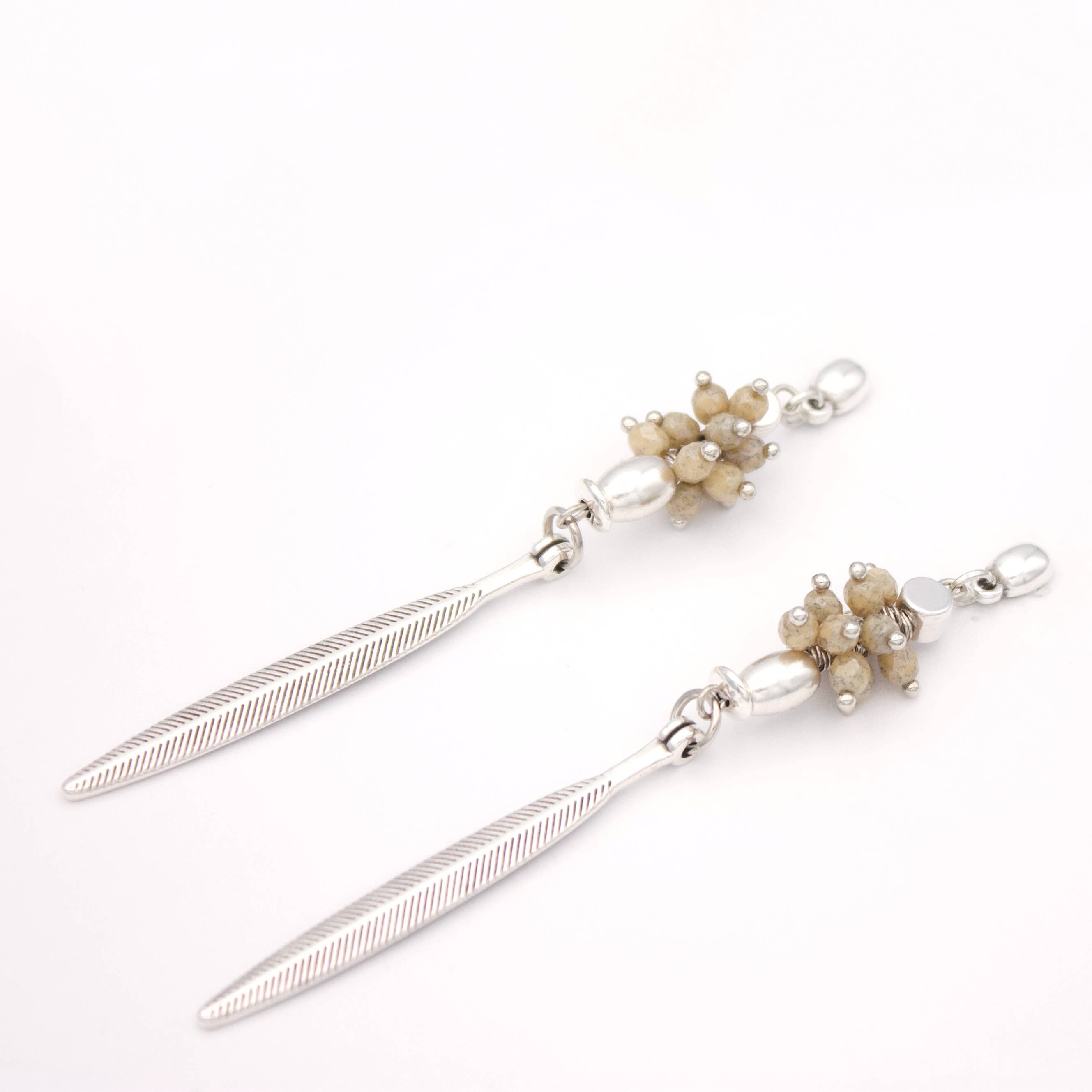 Araracuara – Brincos de argola por atacado – Brincos de prata CALARCÁ com contas taupe e pendente de folha1