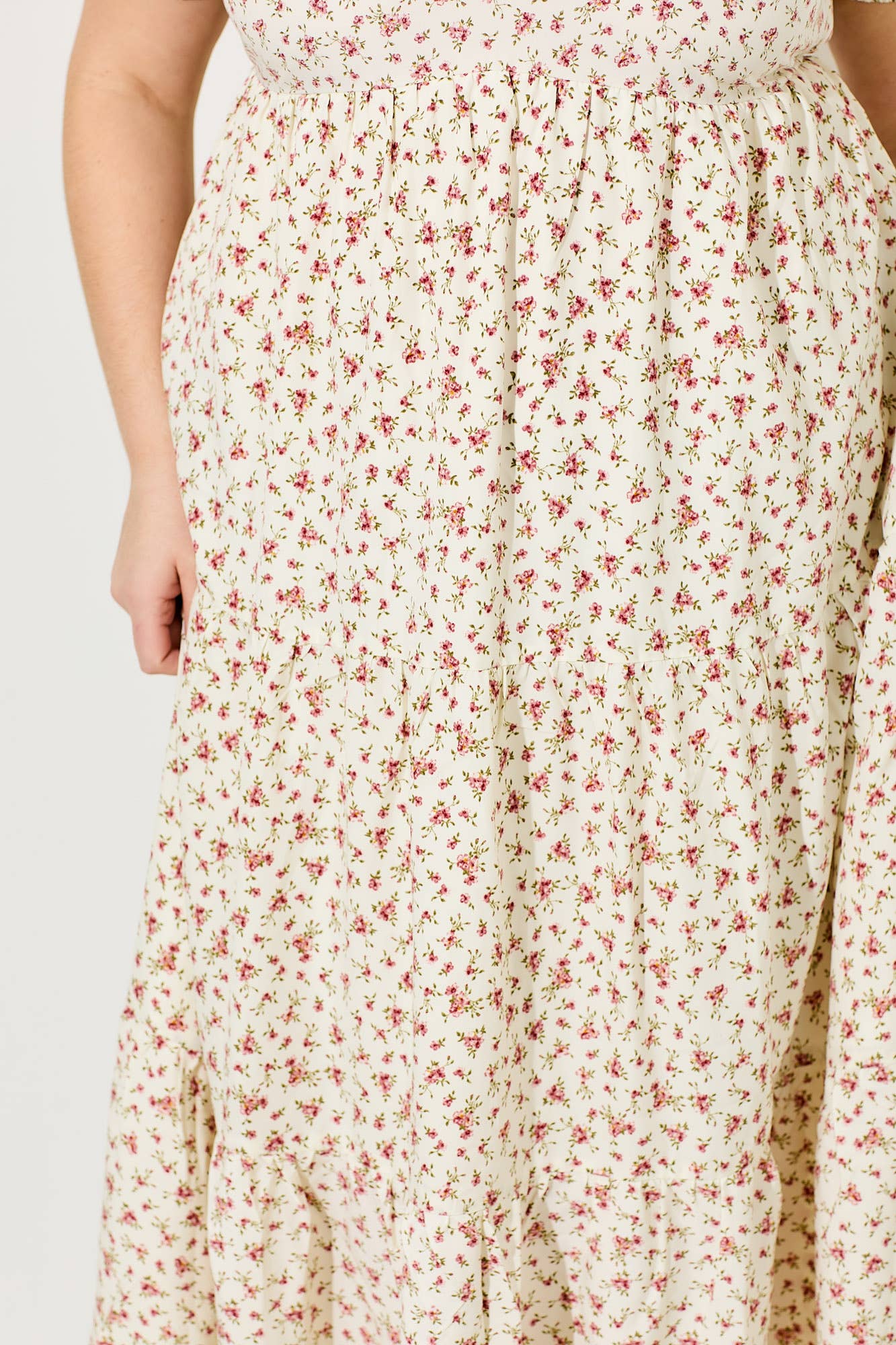 RODNA MULTI (PLUS SIZE) V-RINGAD BLÅMÖNSTRAD MAXIKLÄNNING för wholesale på Faire3