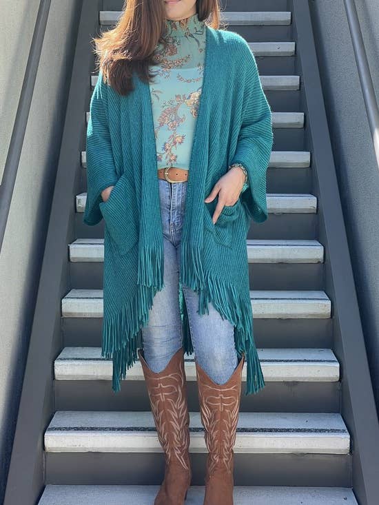 Justin & Taylor – Cardigan - Mulher por atacado – Harlow Cardi | Casaco Quimono com Bolsos e Bainha com Franjas60