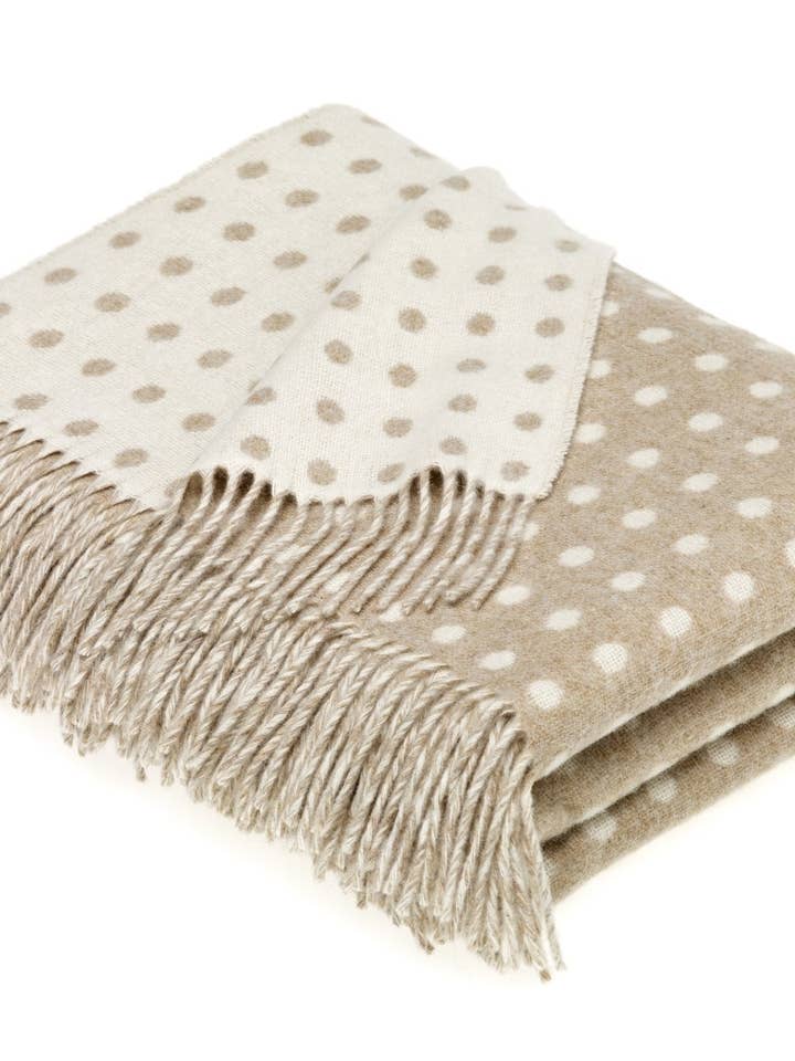 Merino Lambswool Spot Beige Kast Tæppe for engroshandel hos Bronte Moon