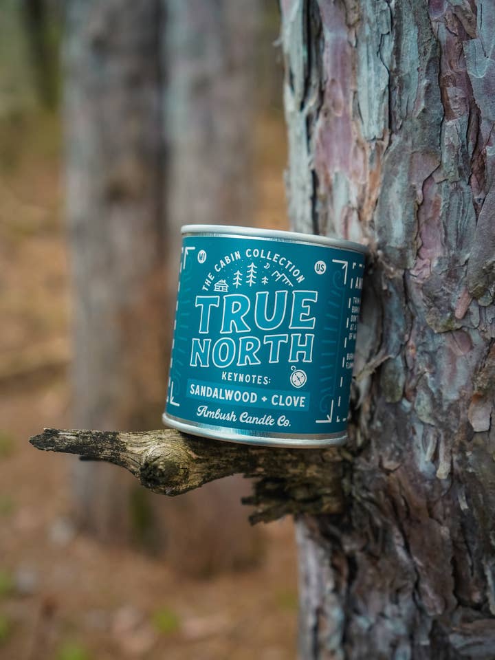 True North | Vela de soja de sándalo y clavo de 8 onzas para venta al por mayor de Ambush Candle Co.