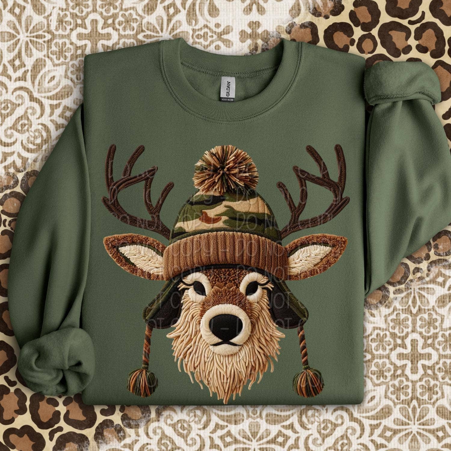 CVH DREAMY LTD – wholesale T-shirt (graphic) – unisex – Deer Head in Camo Hat Faux Yarn Embroidery Shirt & Sweater
